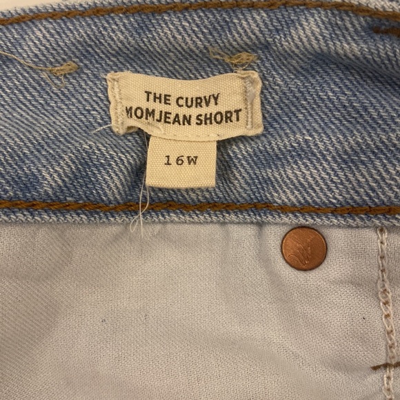 Madewell Distressed Curvy Mom Jean Short - Picture 5 of 6